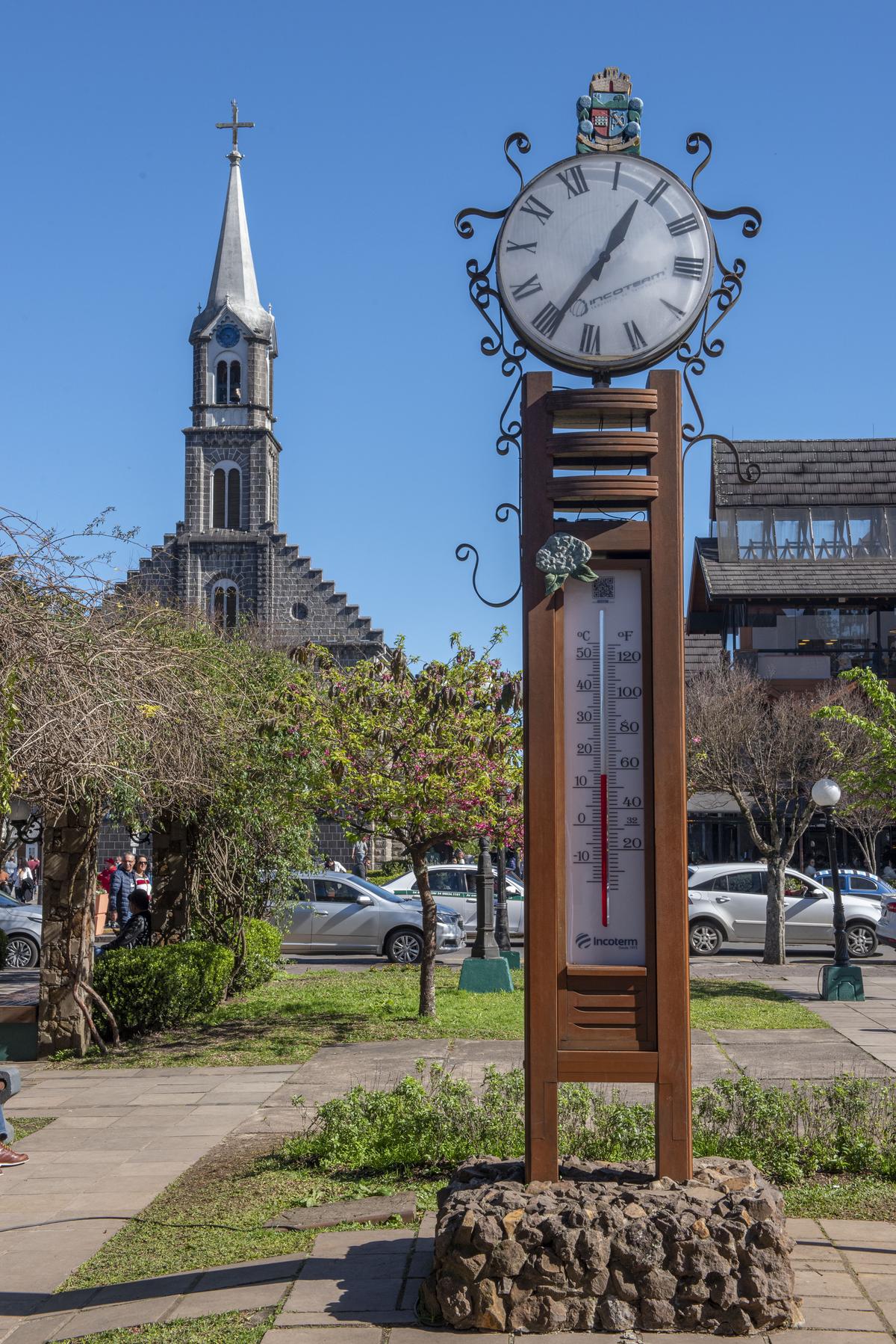 "Vista panorâmica de bairros em Gramado com destaque para áreas em desenvolvimento, ilustrando o potencial de investimento imobiliário na cidade"